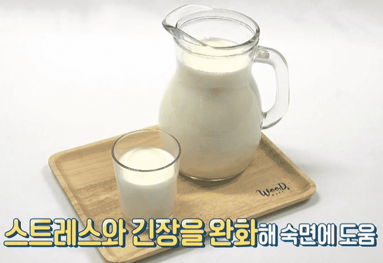 락티움 캡슐을 물과 함께 복용하는 모습