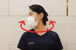 목에 힘을 빼고 좌우로 흔드는 도리도리 스트레칭